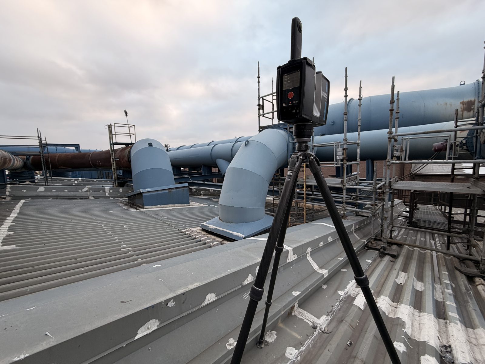 Laser scanner on a plant rooftop among ductwork